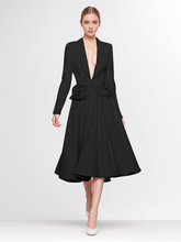 Ensemble 2 pièces noir avec blazer aviateur à col en V profond et jupe plissée